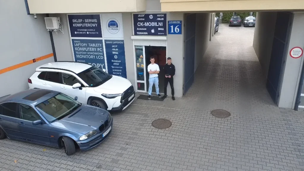 Zespół CK Mobilni przed wejściem do serwisu przy alei IX Wieków Kielc 16